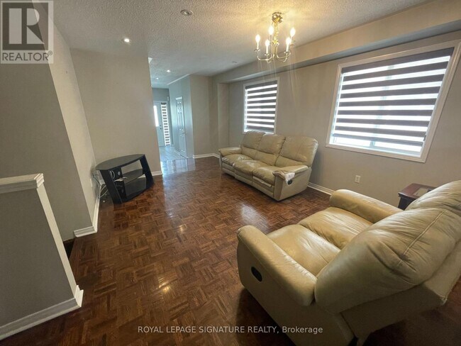 17 Neuchatel Ave in Vaughan, ON - Building Photo - Building Photo