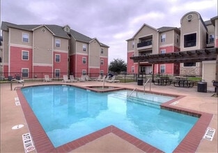 Room in Condo on Crossing Pl in Austin, TX - Building Photo - Building Photo