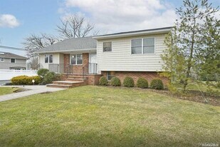 6 Patricia St in Plainview, NY - Building Photo