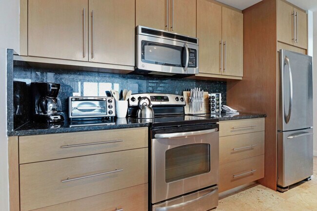 7939 East Dr in North Bay Village, FL - Foto de edificio - Building Photo
