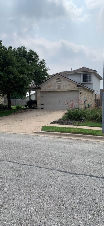 17401 Valentine Dr in Round Rock, TX - Foto de edificio