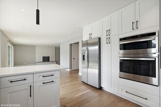 1003 Crystal Ct in Glenview, IL - Building Photo - Building Photo