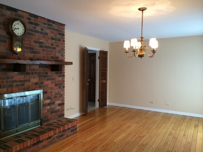 25W135 Essex Ave