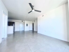 729 NW 2nd St, Unit 520 in Miami, FL - Building Photo - Building Photo