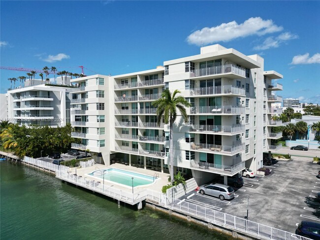 9500 W Bay Harbor Dr in Bay Harbor Islands, FL - Building Photo - Building Photo