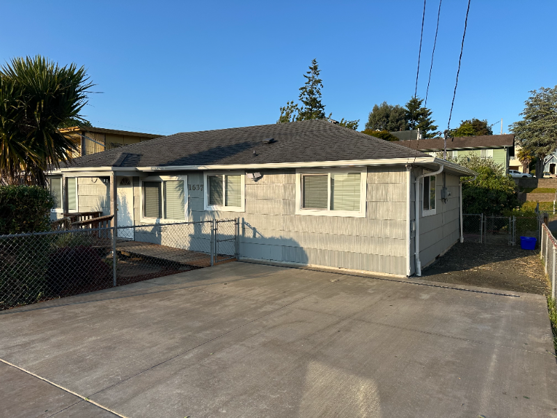 1637 Meade Ave in North Bend, OR - Foto de edificio