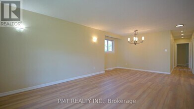 17 Ravenview Dr in Toronto, ON - Building Photo - Building Photo