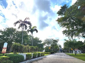 651 Lyons Rd in Coconut Creek, FL - Foto de edificio - Building Photo