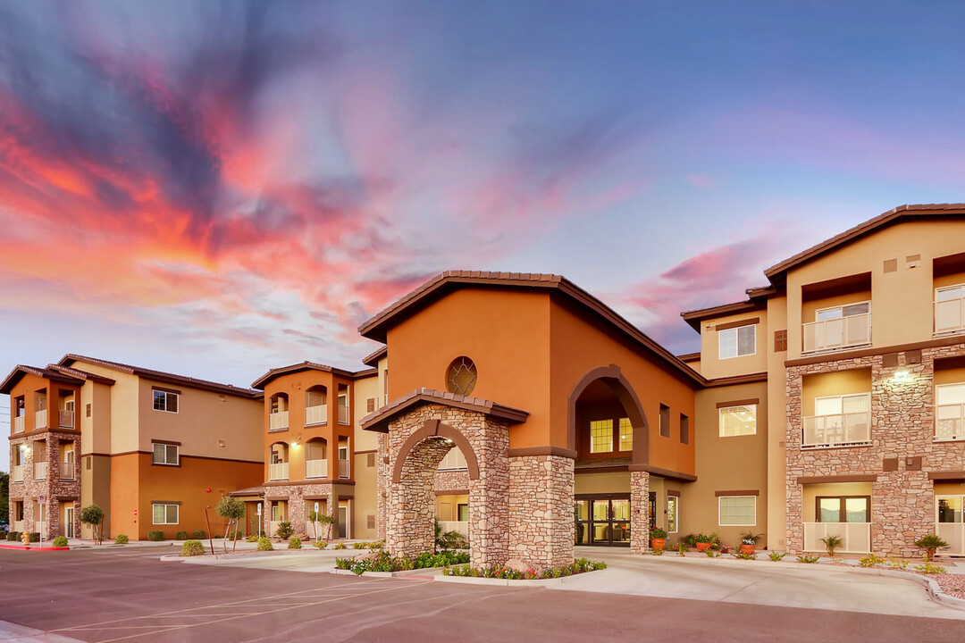 Westgate Village Independent Senior Living in Glendale, AZ - Foto de edificio