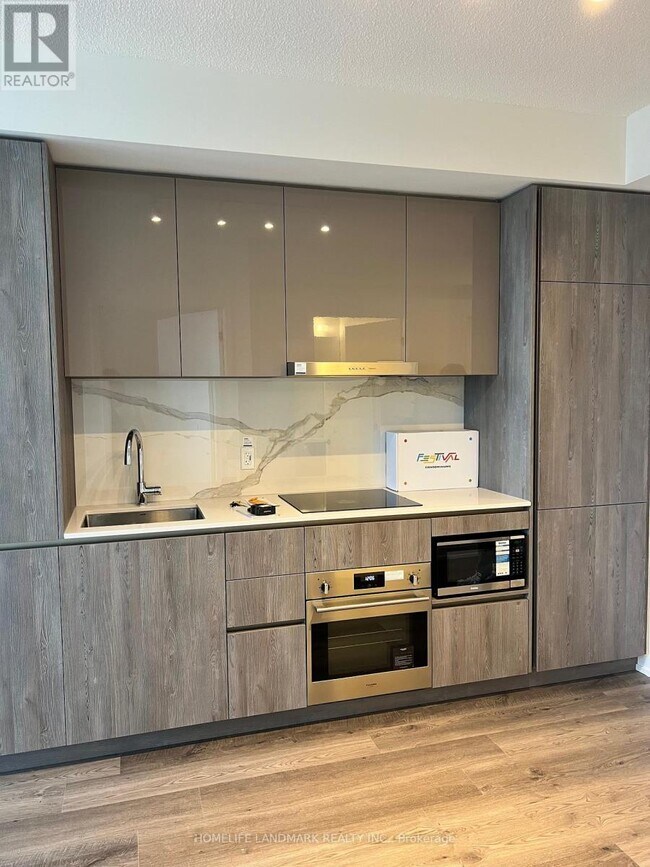 8 Interchange Wy in Vaughan, ON - Building Photo - Building Photo