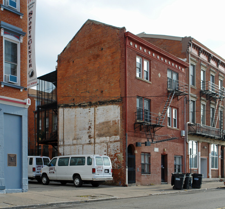 68 E McMicken Ave in Cincinnati, OH - Building Photo