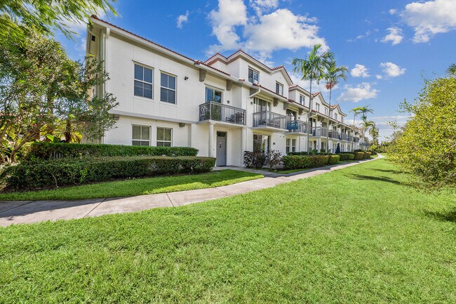 2052 Alta Meadows Ln in Delray Beach, FL - Building Photo - Building Photo