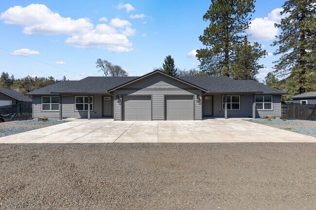 31 Erickson Ave in Shady Cove, OR - Building Photo - Building Photo
