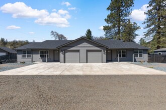 31 Erickson Ave in Shady Cove, OR - Building Photo - Building Photo