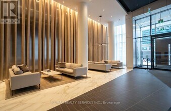 3900 Confederation Pkwy in Mississauga, ON - Building Photo - Building Photo