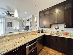 2338 W Grand Ave, Unit J01P in Chicago, IL - Building Photo - Building Photo