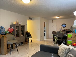 9360 Fontainebleau Blvd in Miami, FL - Building Photo - Building Photo