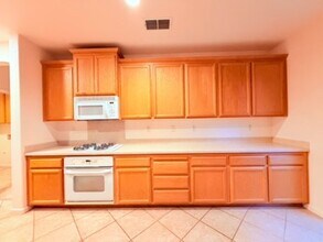 10157 Lofton Way in Elk Grove, CA - Building Photo - Building Photo
