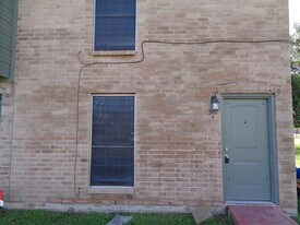 300 Rice St in Angleton, TX - Building Photo
