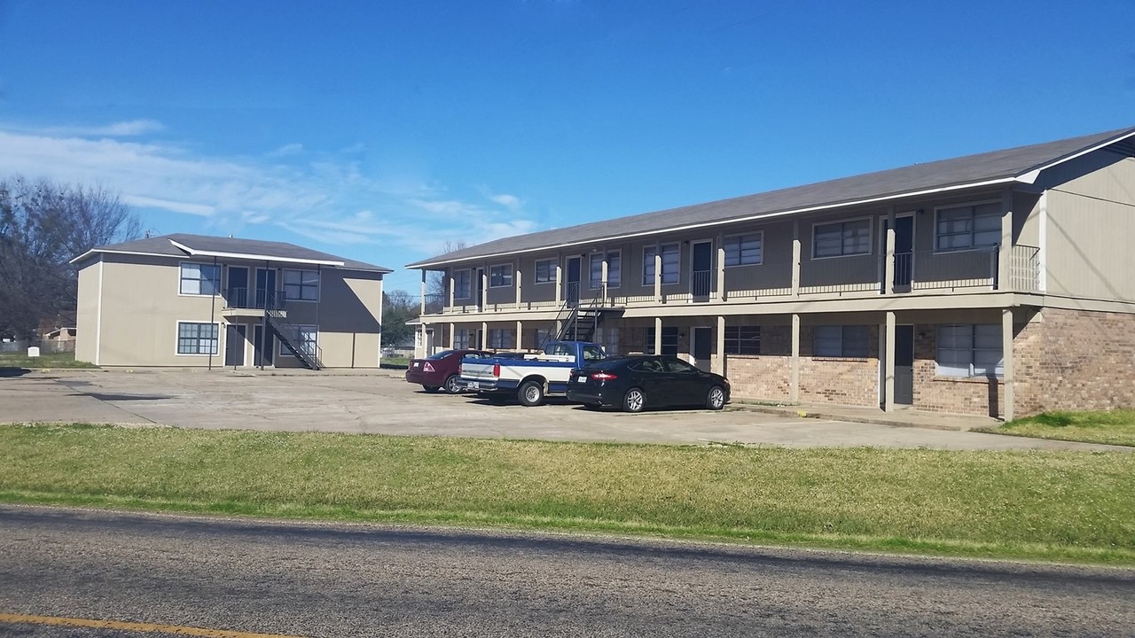 Rolling Hills Apartments in De Kalb, TX - Building Photo