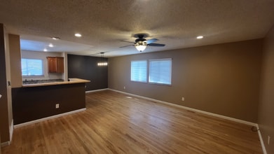 6830 Snead St in Colorado Springs, CO - Foto de edificio - Building Photo