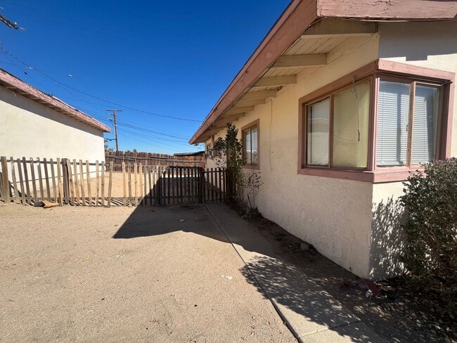 15060 Culley St in Victorville, CA - Foto de edificio - Building Photo