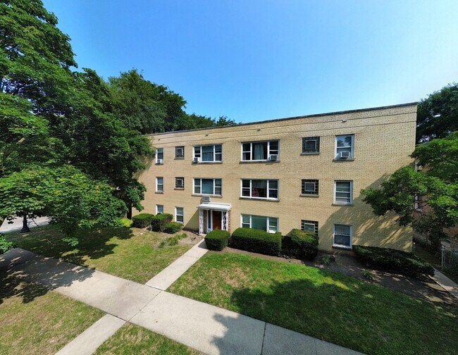 1425 Dobson St in Evanston, IL - Building Photo - Building Photo