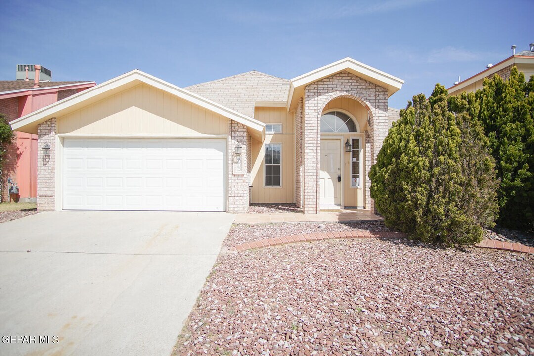 5449 Colin Powell Ave in El Paso, TX - Building Photo