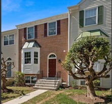 12304 Field Lark Ln in Fairfax, VA - Building Photo