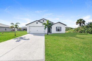 192 Blackstone Dr in Ft. Myers, FL - Building Photo
