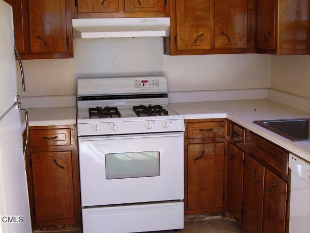 4 Elmwood St in Stamford, CT - Building Photo - Building Photo