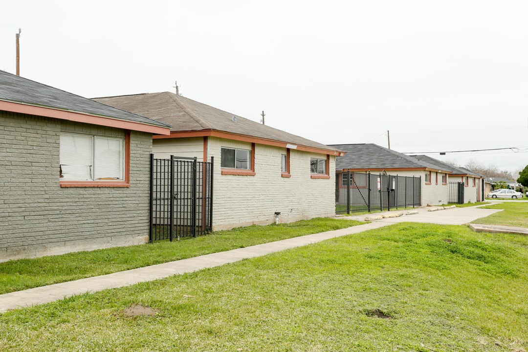 Phlox Willow Apartments in Houston, TX - Building Photo