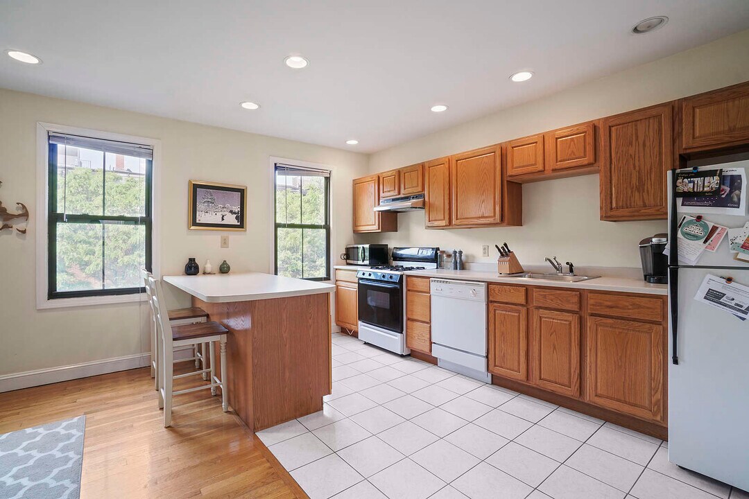 28 Milford St in Boston, MA - Building Photo