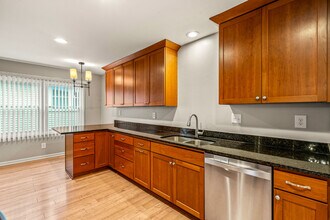 3042 E Newport Ct, Unit Upper in Milwaukee, WI - Building Photo - Building Photo