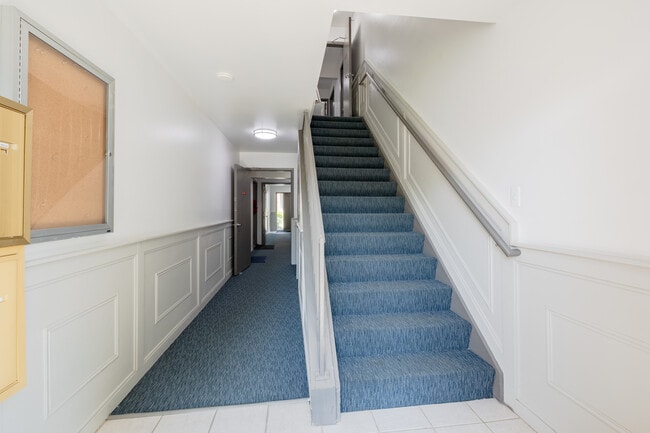 WOODHUES APARTMENTS in Farmington Hills, MI - Building Photo - Lobby