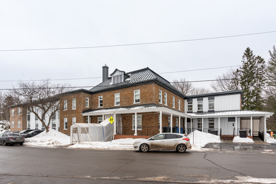 74 De Saint-Rédempteur St in Lévis, QC - Building Photo