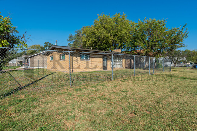 1233 S Vine St in Wichita, KS - Building Photo - Building Photo