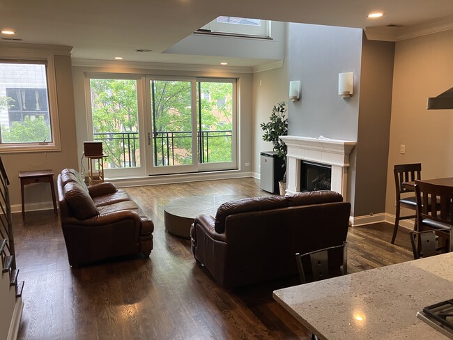 2325 W Huron St, Unit 3 in Chicago, IL - Building Photo - Building Photo