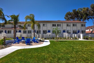 Surfside Villas in Huntington Beach, CA - Foto de edificio - Building Photo