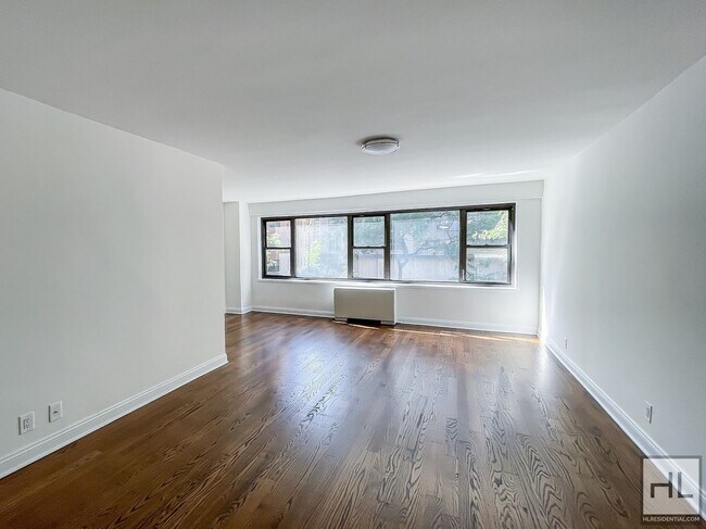 EAST 56 STREET in New York, NY - Foto de edificio - Building Photo