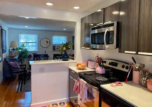53 Wyman St, Unit A-11 in Waban, MA - Foto de edificio - Building Photo