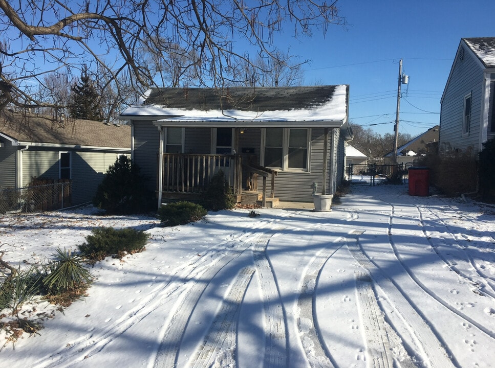 821 S Saville Ave in Independence, MO - Building Photo