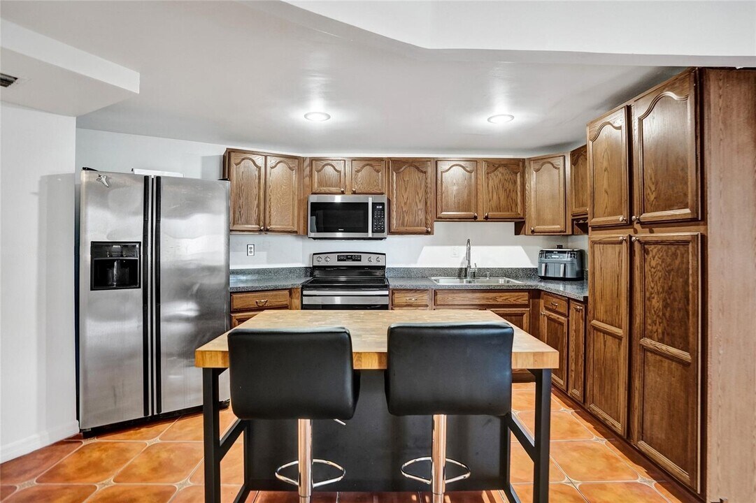 1000 Parkview Dr, Unit 412 in Hallandale Beach, FL - Building Photo