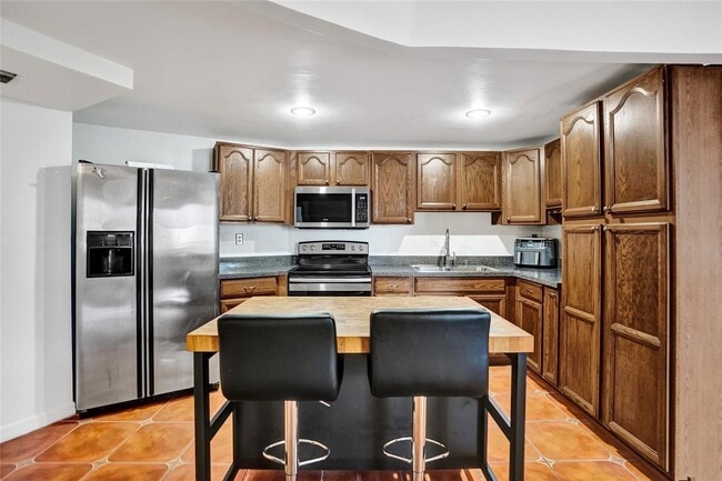 property at 1000 Parkview Dr