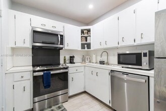 5840 NE 22nd Way in Fort Lauderdale, FL - Foto de edificio - Building Photo