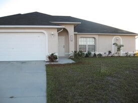 1605 Nelson Rd N in Cape Coral, FL - Building Photo