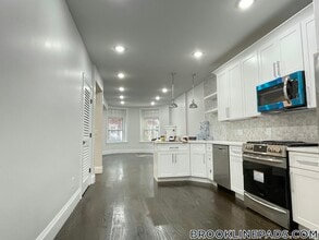 7 Strathmore Rd, Unit 1 in Brookline, MA - Building Photo - Building Photo