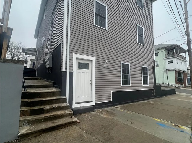 92 Greenville Ave in Johnston, RI - Foto de edificio - Building Photo