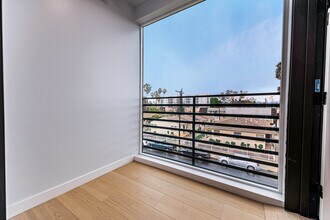 11435 Cumpston St, Unit 201 in North Hollywood, CA - Building Photo - Building Photo
