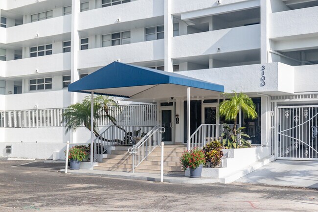 Royal Mariner in Fort Lauderdale, FL - Building Photo - Building Photo
